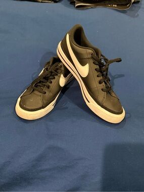 Nike Men’s Black Sneakers with White Swoosh and Cream Midsole